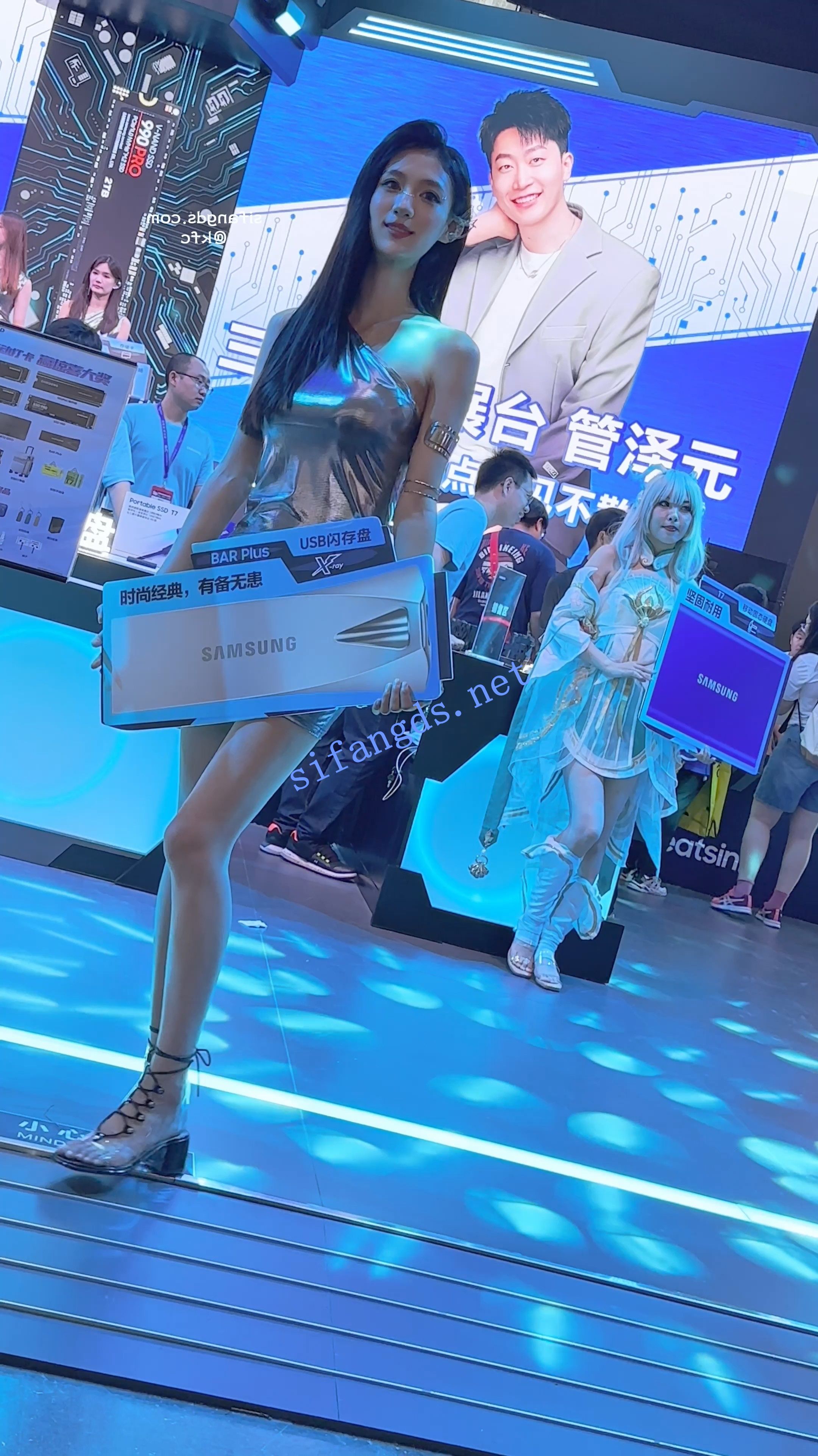【KFC】展台模特举牌秀身材。紧身包臀裙白色内内前后CD