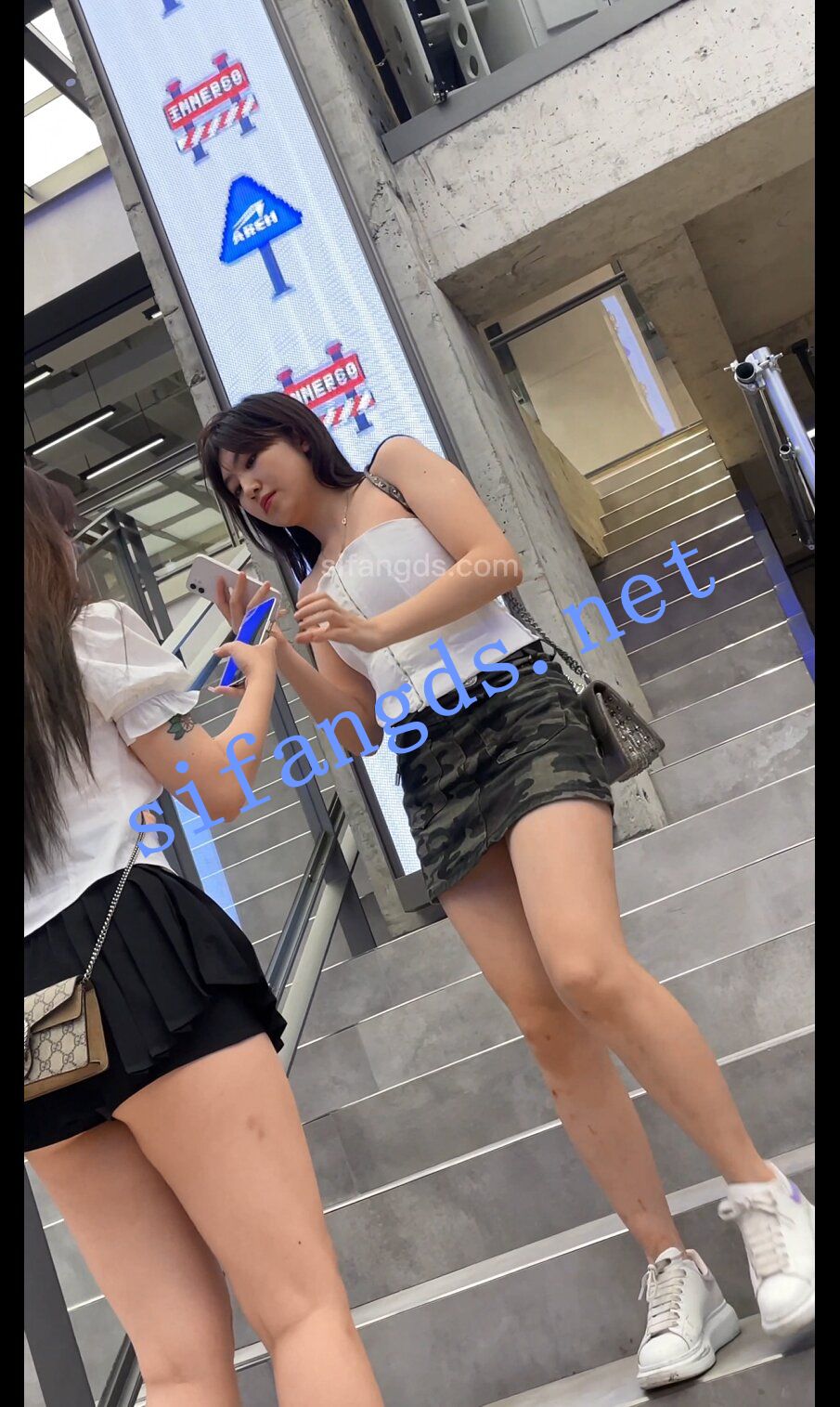 【CDCD】2.迷彩包臀裙小姐姐拍照打卡抄底粉内-福利花园