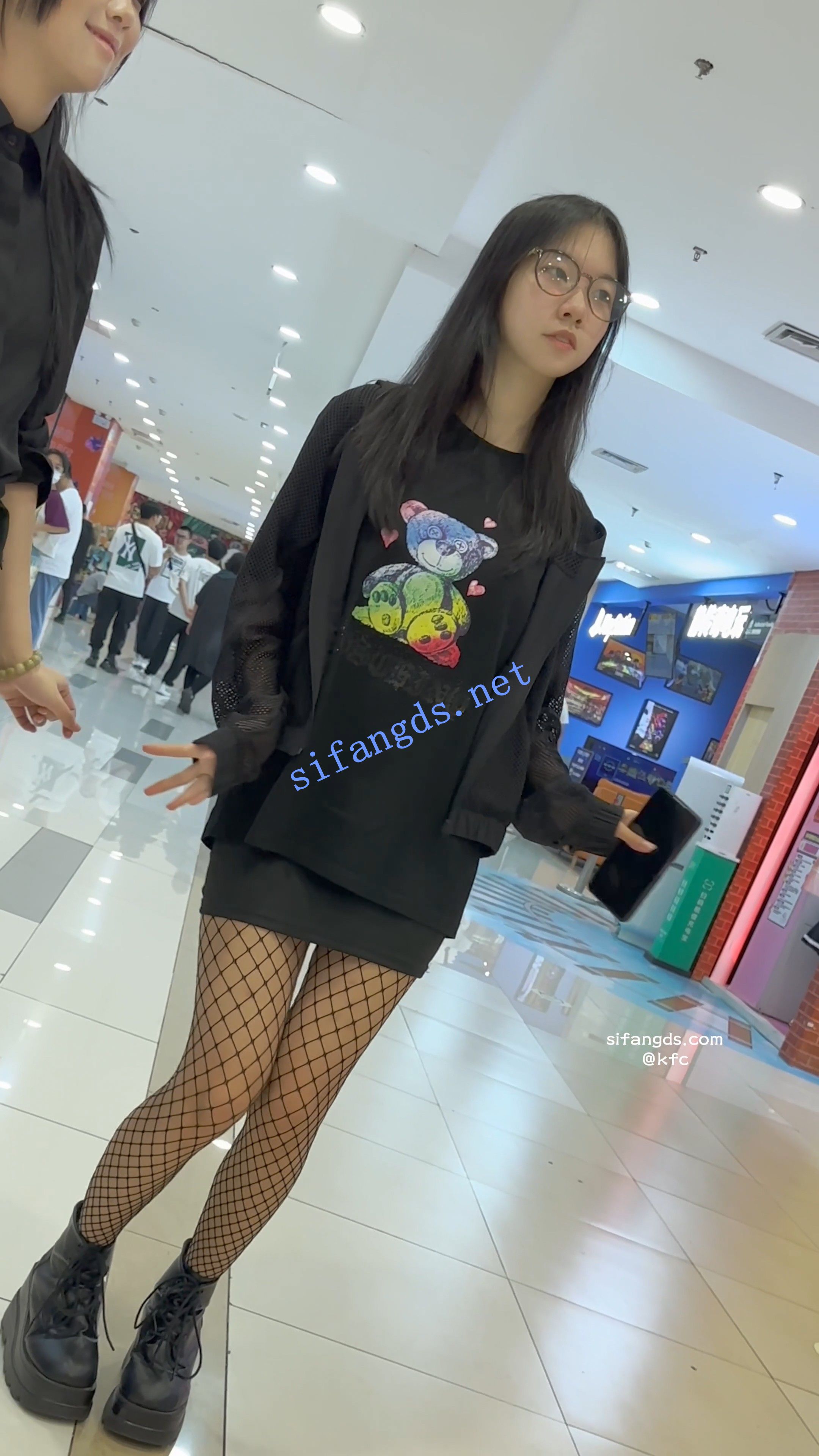 【KFC】一直跳骚舞蹈的学生妹·短裙网袜白内·一直CD到女厕