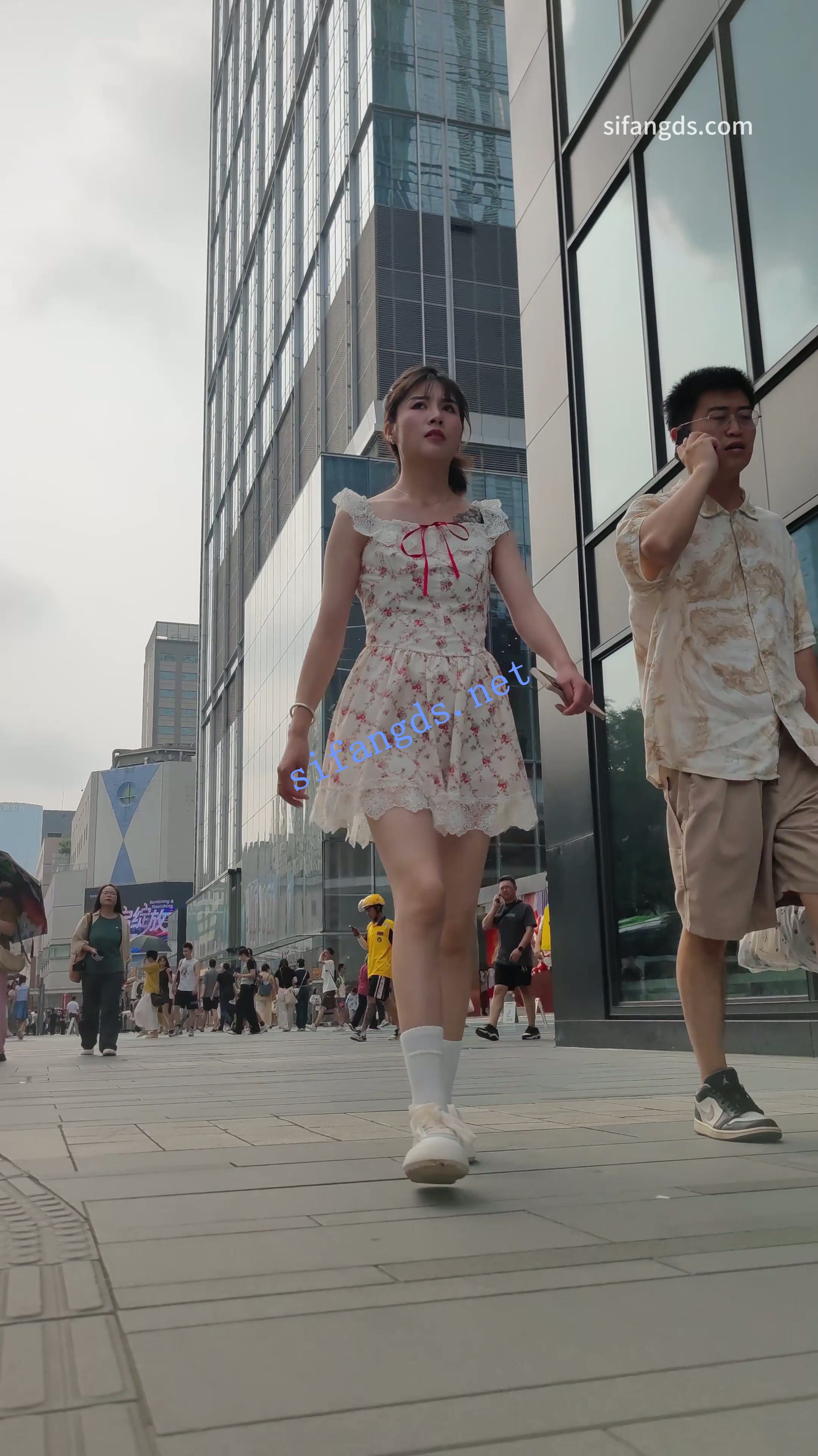 【CSCD】白色印花连衣裙小姐姐和男朋友逛街，黑色窄内-小野猫福利