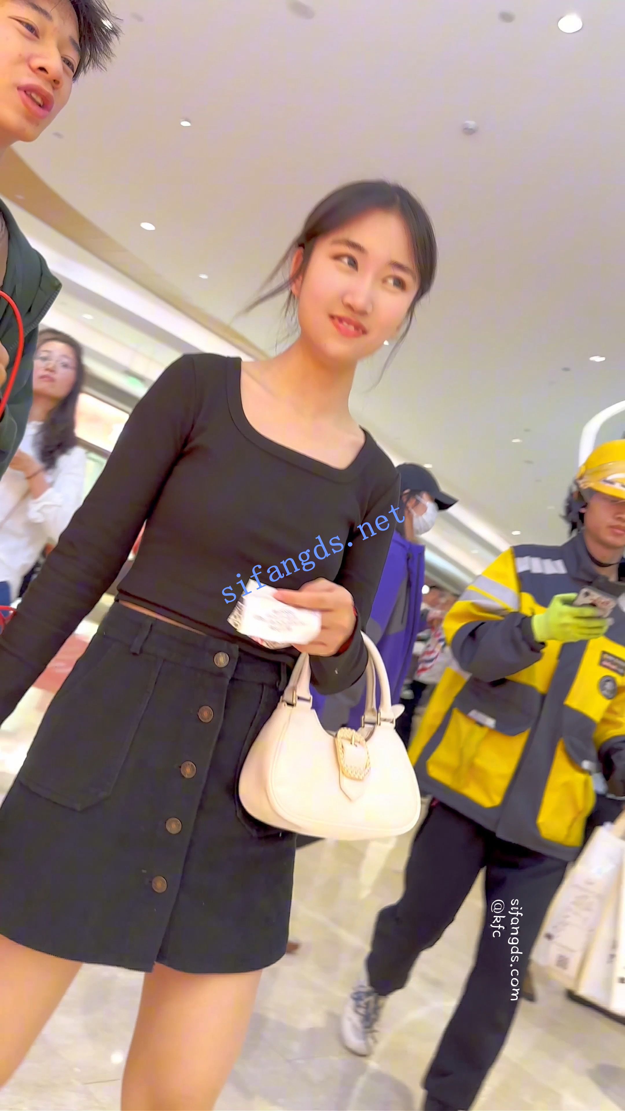 【KFC】短裙学生妹酷似许家印·0D肉丝白内·翘起屁股拍超清CD