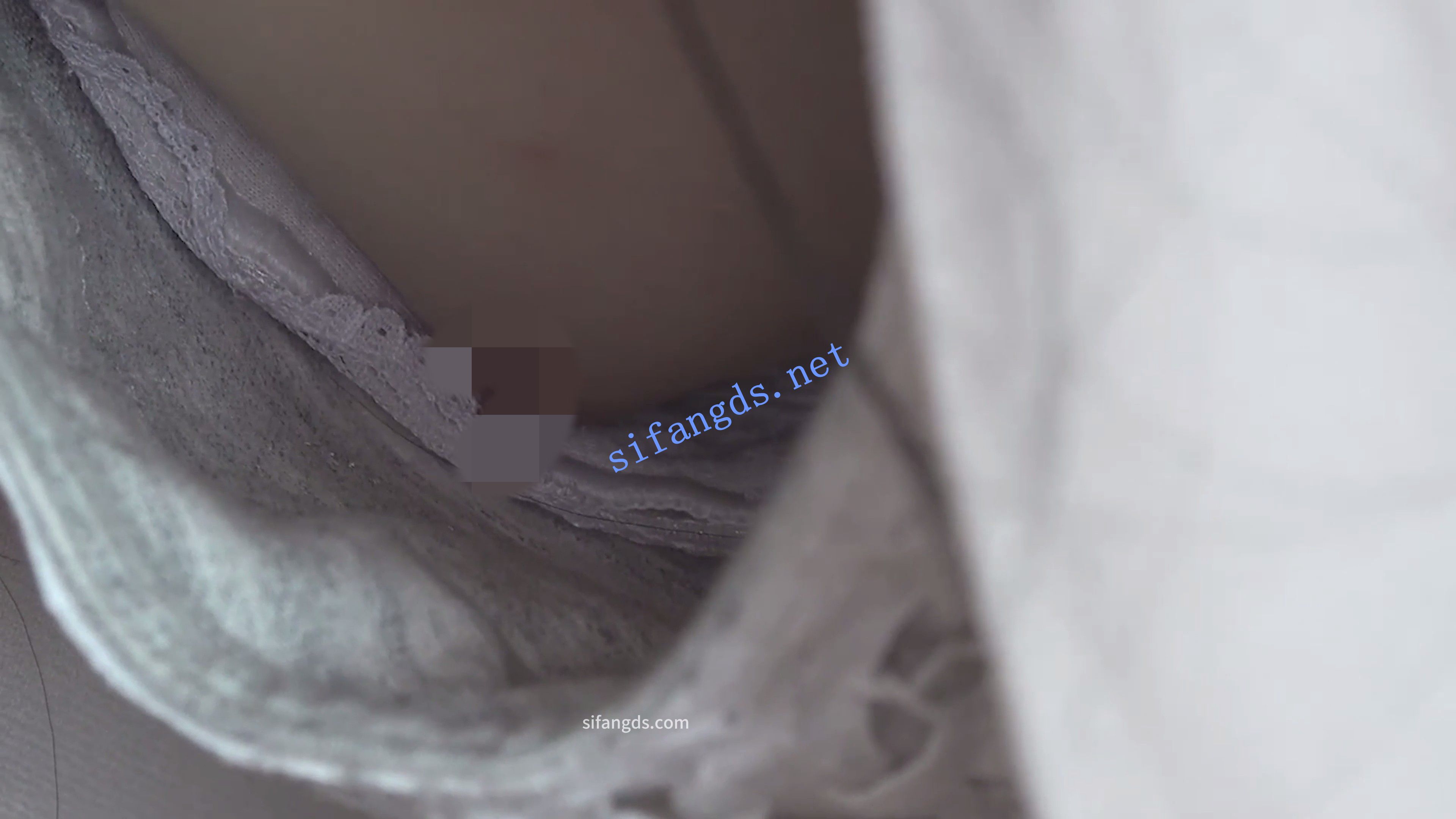 【日产精选】042两位少妇没穿内衣袒胸露乳透心凉CD