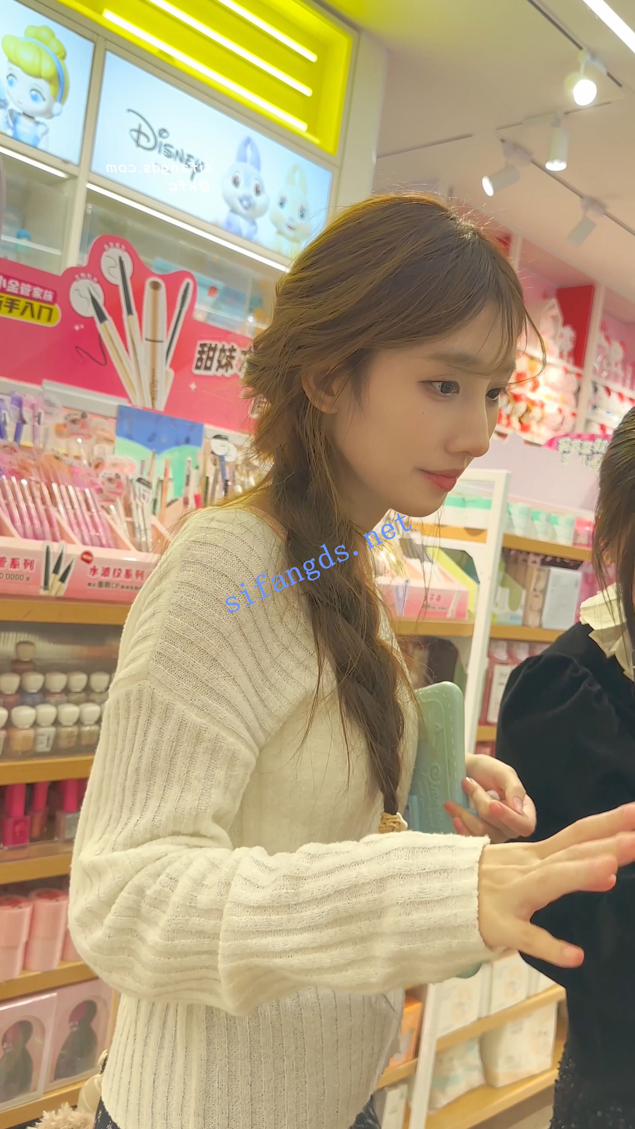 【KFC】身材极品超美混血学生妹·包臀裙马尾辫白色内前后CD-福利岛