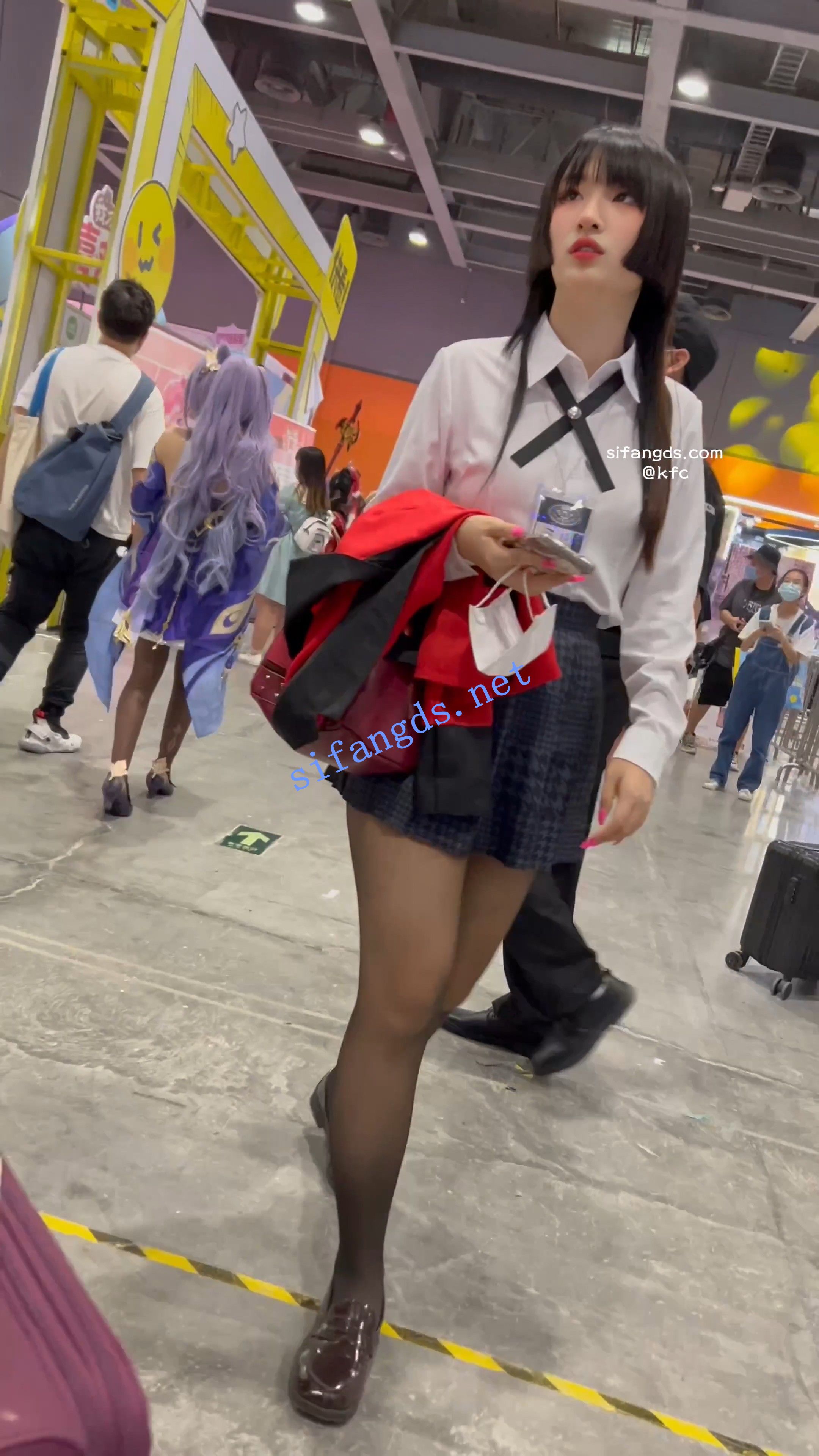 【KFC】制服JK学生妹和同学逛街拍照。黑丝袜白内前后CD