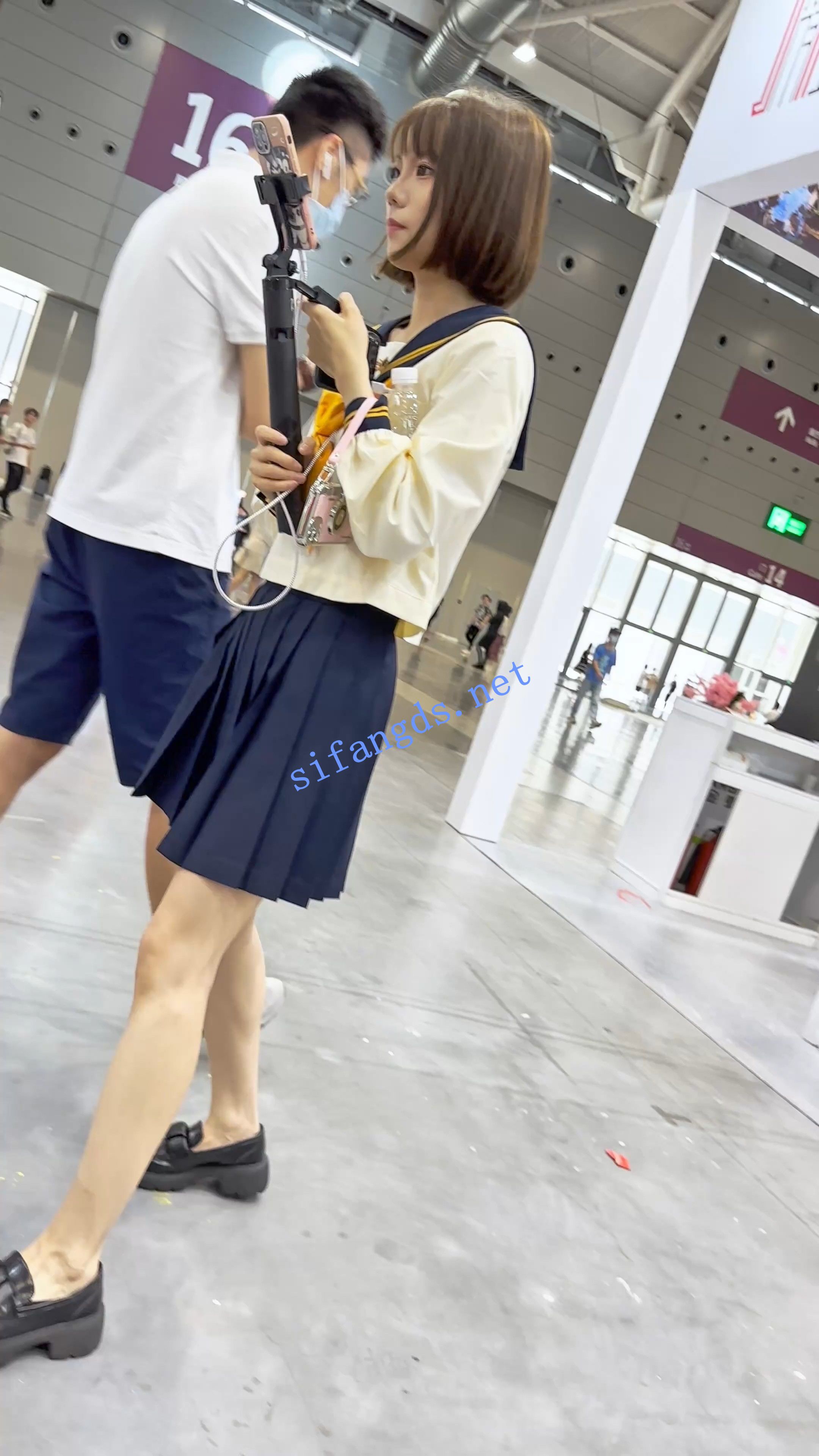【KFC】女主播专注直播·时不时弯腰讲产品·花纹内都露出来了