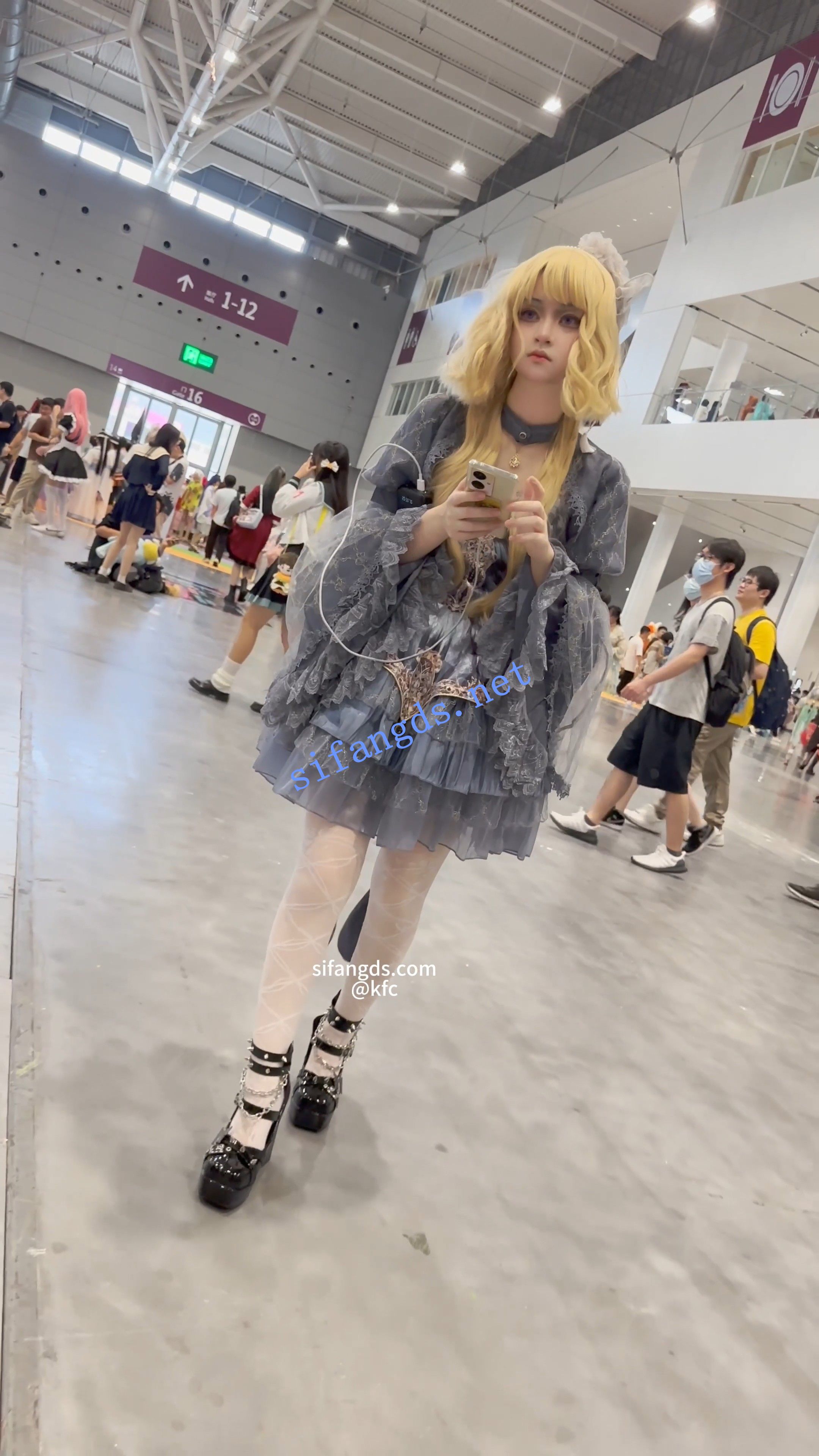 【KFC】打扮的像公主的COSER。洛丽塔裙白色丝袜盯着镜头看