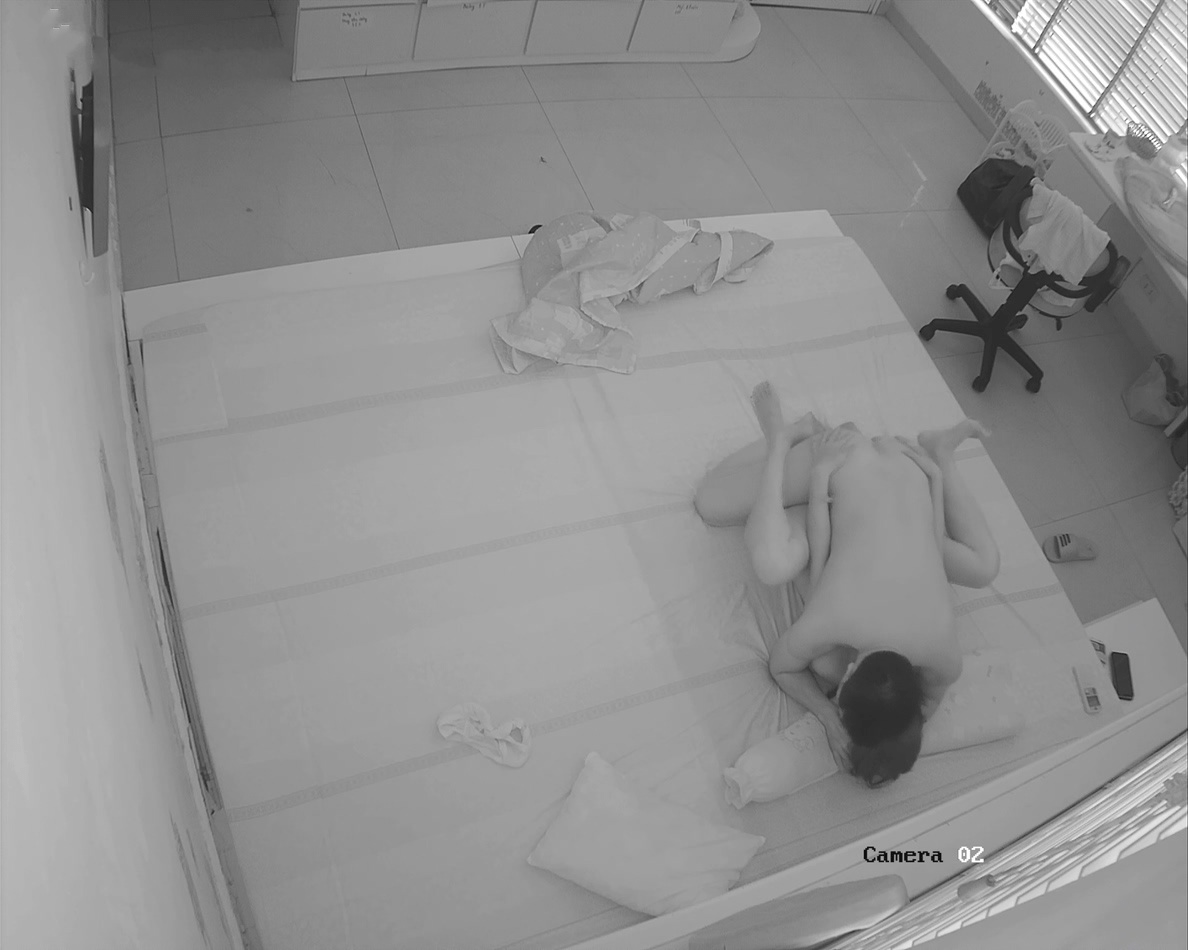 黑客破解家庭摄像头真实偸拍，恩爱夫妻白天床上缠绵过性生活全过程，由浅入深亲奶抠逼舔逼啪啪，冲刺老爽了