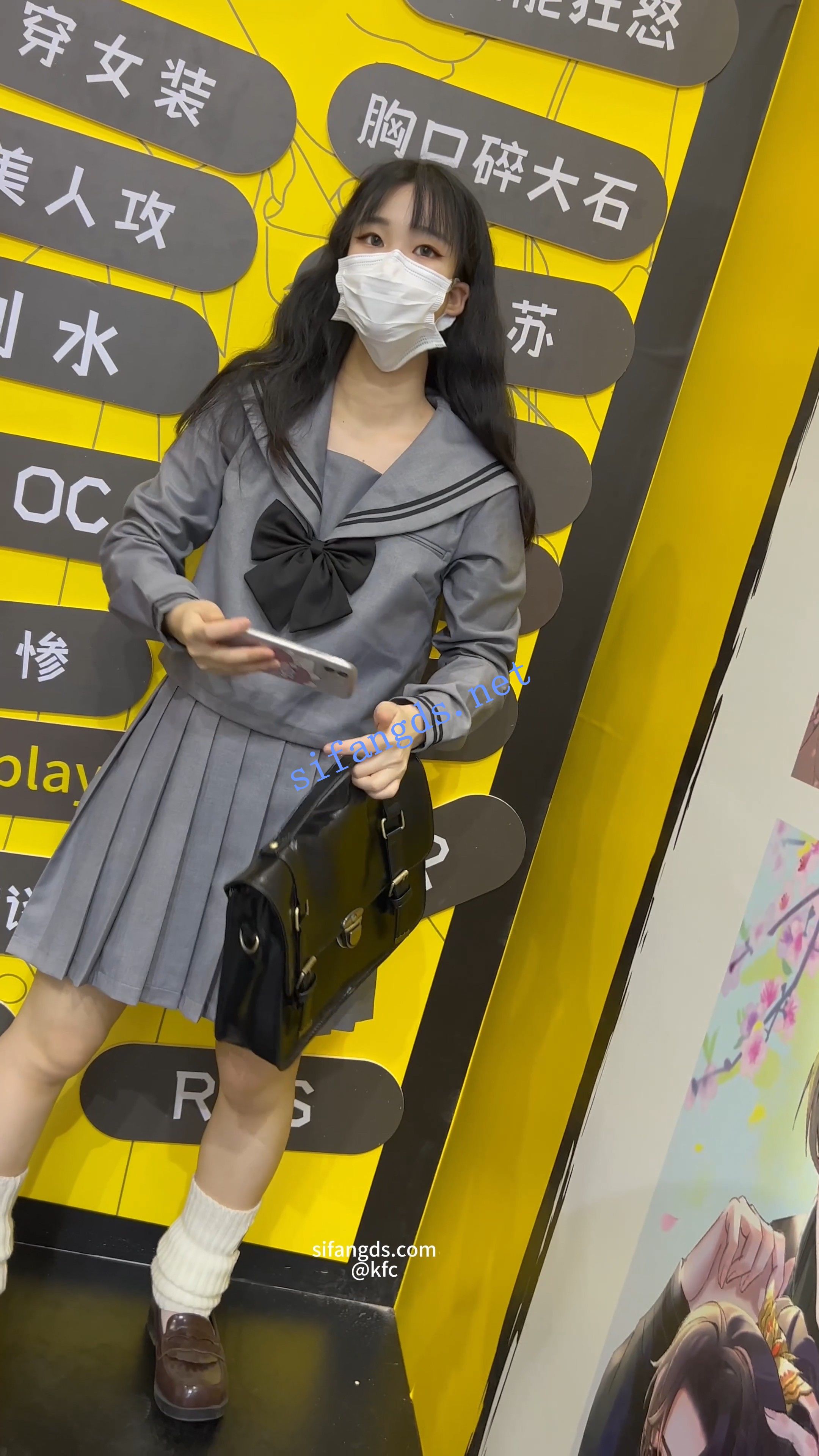 【KFC】JK制服学生妹逛街拍照。绿色内内翘起屁股贴着CD