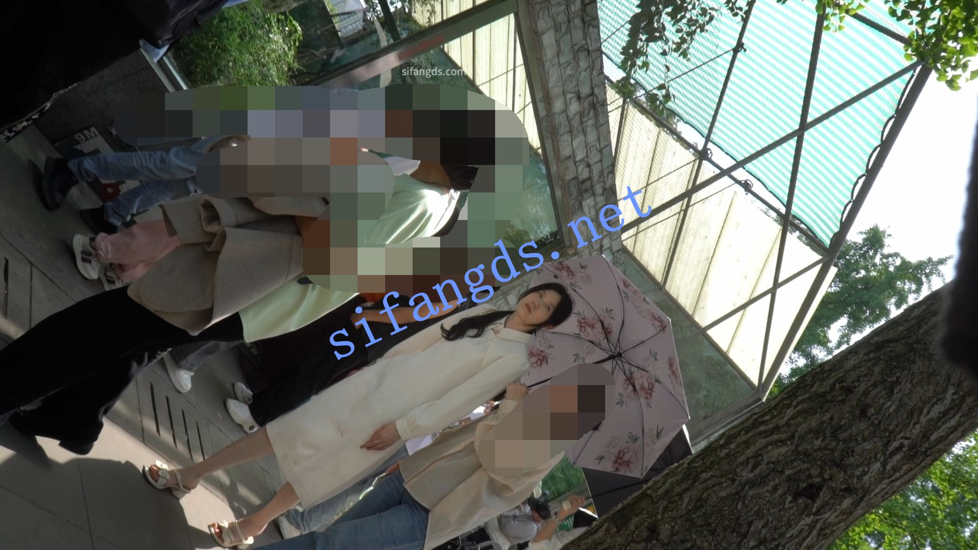 （空城原创）旗袍长裙美女逛公园，淡绿N包裹肉臀