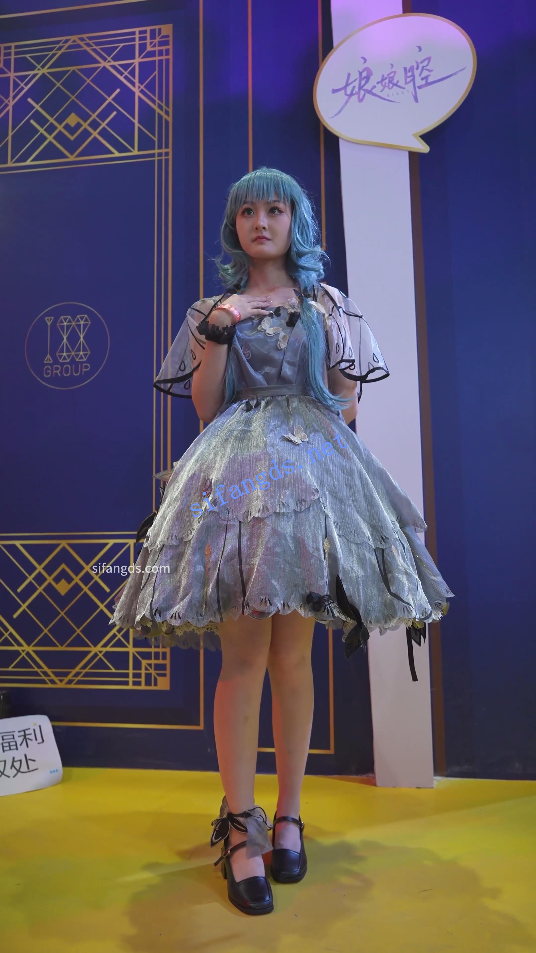 【xxn-220】洛丽塔美女逛街看表演..舞台灯光照亮裙底内裤