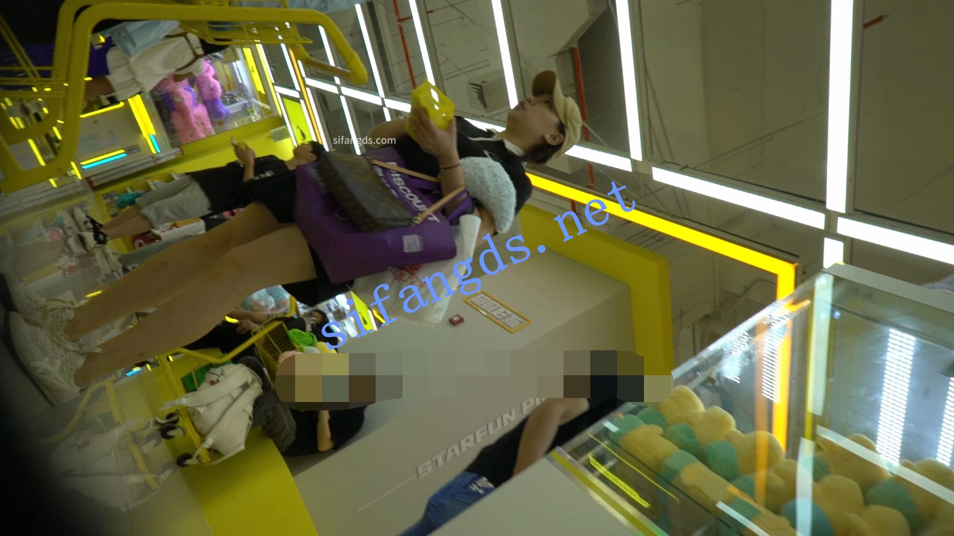 （空城原创）抓娃娃的黑裙少妇，可爱樱桃N夹翅膀