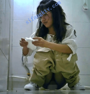 【侧拍】偷拍学校附近女厕,眼镜娘尿尿表情丰富-好赞福利