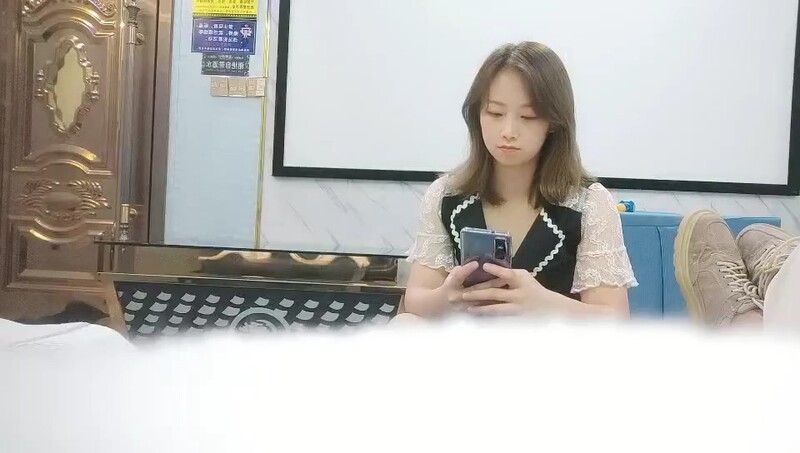 一代炮王，完整版未流出，【山鸡岁月】，按摩店里来了漂亮妹子，2500忽悠出来开房，半泡良半嫖娼，别有一番风味在心头，推荐！