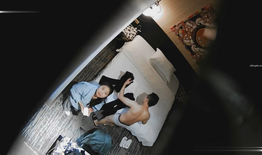 酒店摄像头偷拍❤️猥琐纹身男和羽绒服厂妹模样女友开房过夜两人貌似都很饥渴轮流操对方