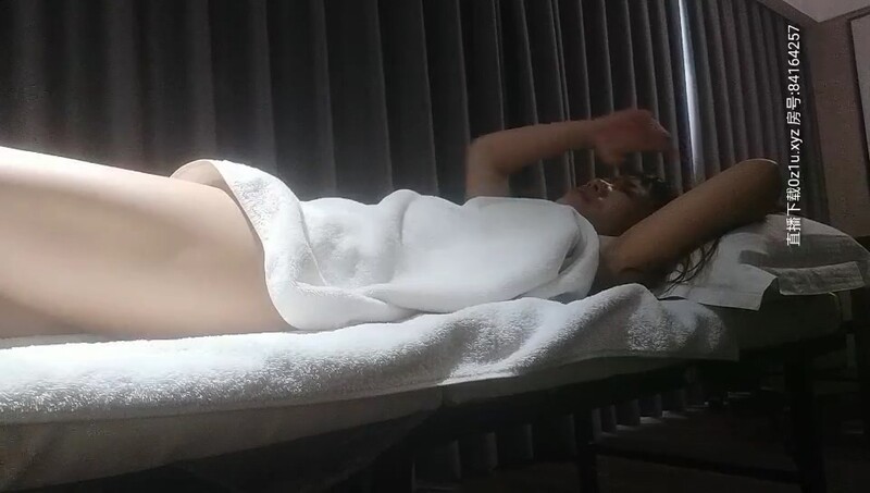 真实良家的偷情，【推油少年】，露脸了，少妇还有点姿色，一双大白美腿，出水了就要啪啪了！