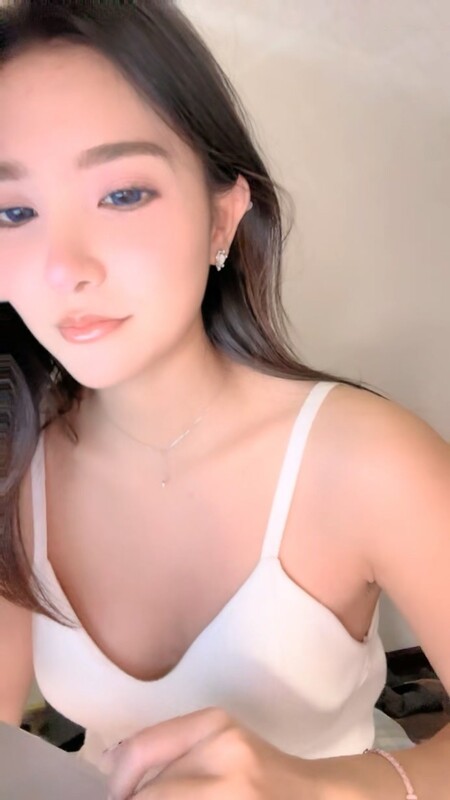 网红美女尤物小骚货！难得收费房大秀！撩下衣服揉捏柰子，脱光光粉穴特写，跳蛋震动多毛骚逼
