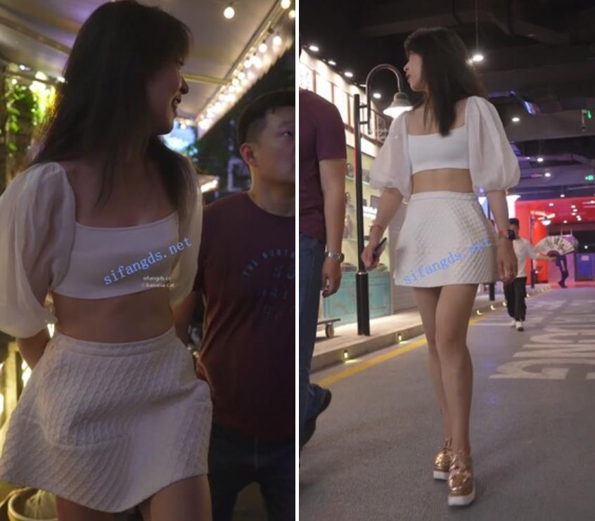 夜市偷拍❤️极品长腿翘臀骚货穿透明骚丁宽松超短裙堪比摆拍❤️浅蓝吊带裙美女逛街半透明内裤正面隐约露逼