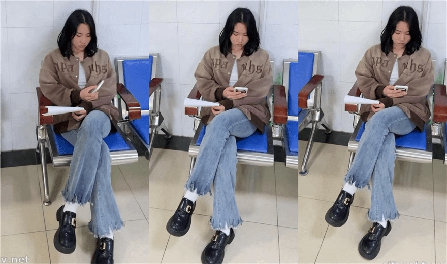医院女厕全景偷拍牛仔裤短发美女针孔般的逼洞-福利岛