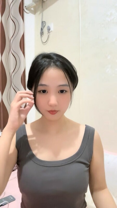 气质型极品美女！大姨妈还没走完！很想要跳蛋自慰，撩衣服震动奶头，多毛骚逼震穴，翘起屁股特写