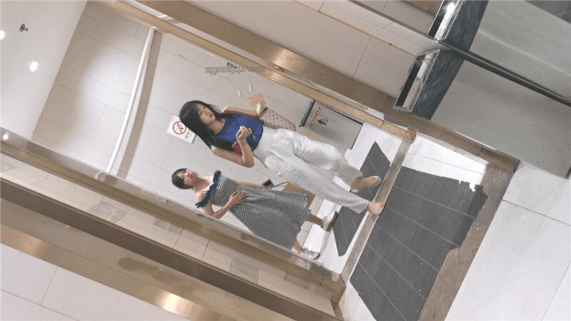 商场女厕全景偷拍两位美女闺蜜的极品小嫩鲍