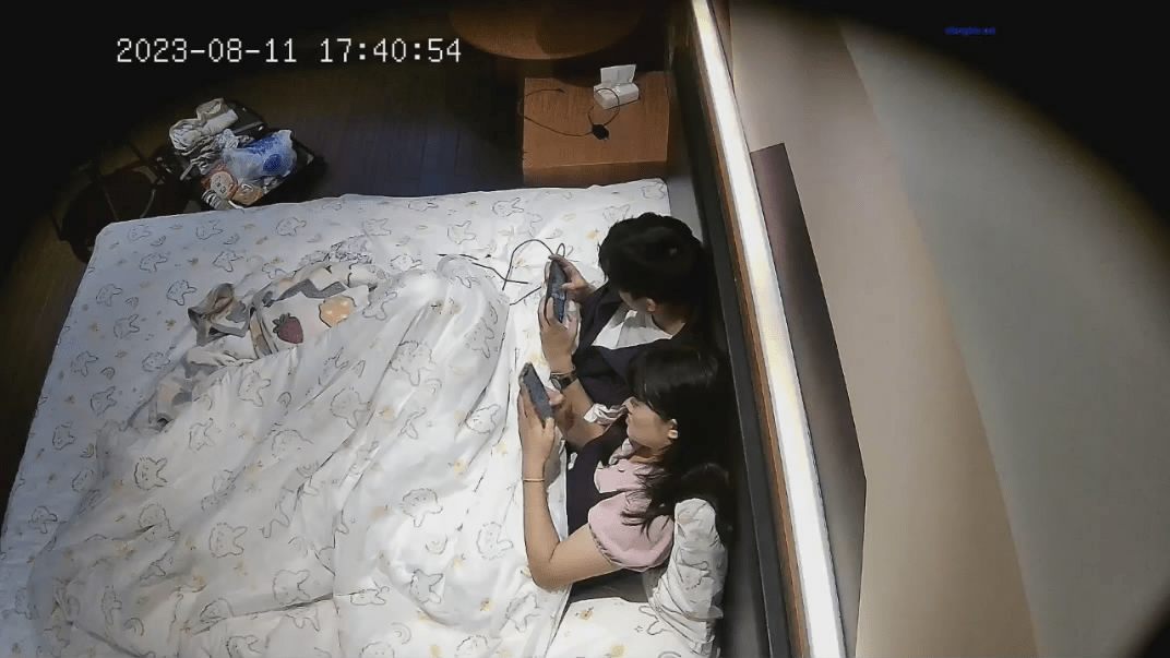2023-8-11新流出民宿旅馆偷拍❤️度假的学生情侣开房换上自带的床单被套做爱妹子说话嗲嗲的