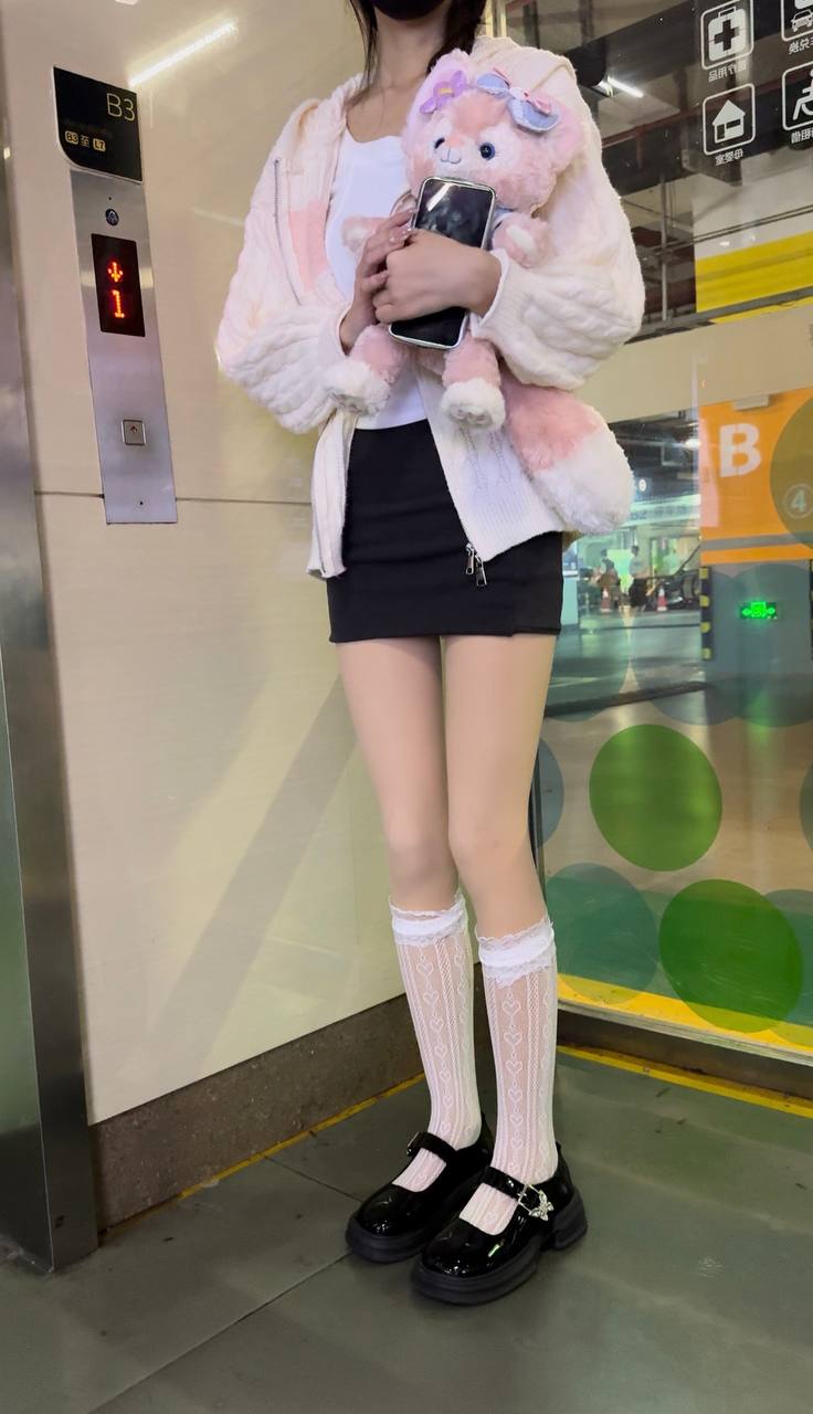 【27号女主，03女主JK白袜长腿嫩妹黑色文胸嫩乳蜂腰肥臀叫声可甜】泡良海王「元歌的恋爱日记」原推特大神「江南第一深情」44V