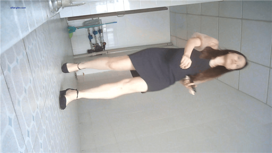 办公楼女厕全景偷拍套裙美女的小嫩鲍-福利岛