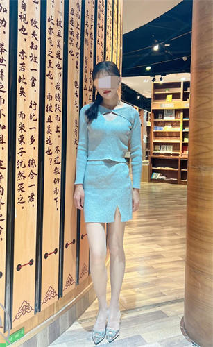 大神强上女房东后续！两天操她五次，胆大包天在摩天轮高空中操她，吃饭又忍不住操 内射！女房东是个美腿又漂亮的骚妇