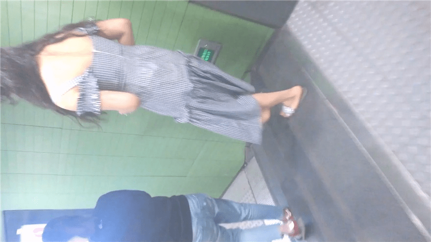 商场一路跟踪抄底长裙少妇竟然没穿内裤 包臀裙美女骚丁