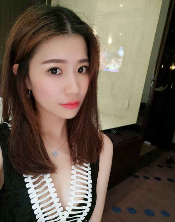 【反差泄密】江苏某高校极品班花❤️被三个人连续开发过，在床上被各种姿势反差猛干，还有sm牵着狗链舔脚，大鸡巴一直甩脸，太有感觉了~