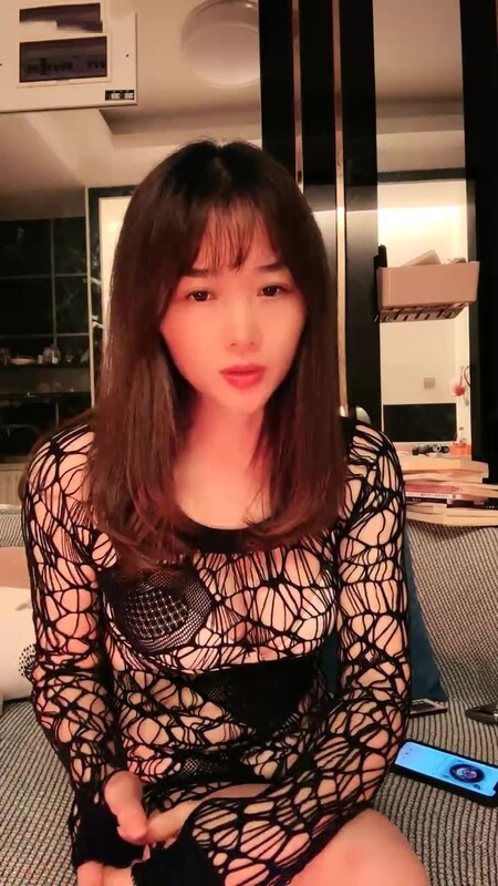 气质尤物性感美女！难得收费房大秀！镂空情趣装，掏出白嫩大奶揉捏，揉搓骚穴，娇喘呻吟翘起屁股