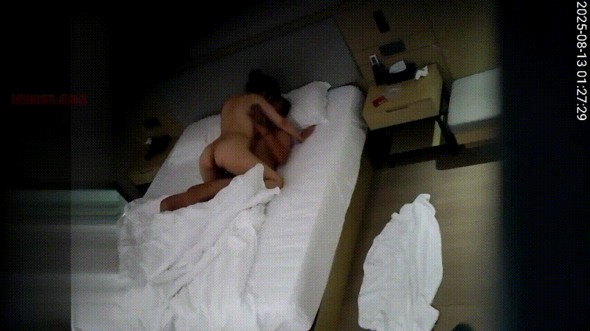 天眼偷拍 8-13 纹身大哥应该是有点实力 把巨乳少妇操爽了的 少妇主动把逼往大哥嘴里送 操得奶子乱飞