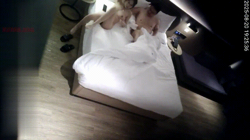 天眼偷拍 8-20 眼镜男约了个很漂亮的妞 小酥乳看着就很舒服 被拉到床角猛操 那力度是真是足够了