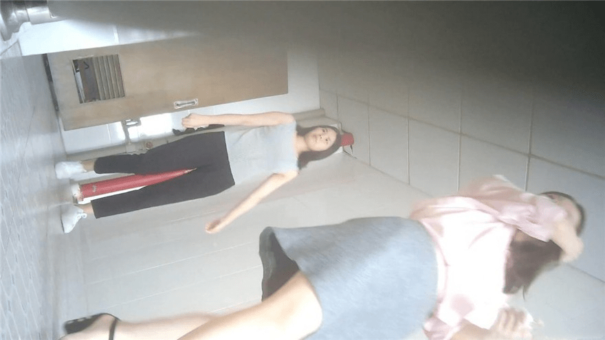 单位女厕全景偷拍粉衣美女的多毛大黑鲍