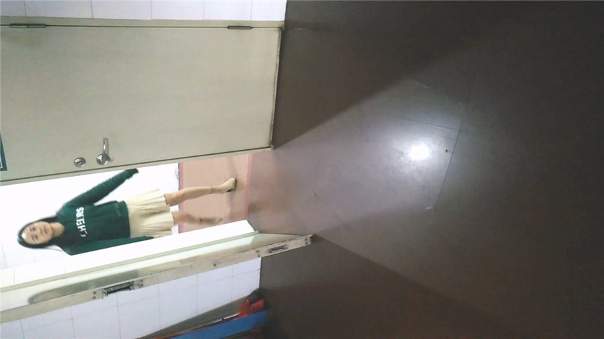 办公楼女厕偷拍美女文员的极品小嫩鲍-福利岛