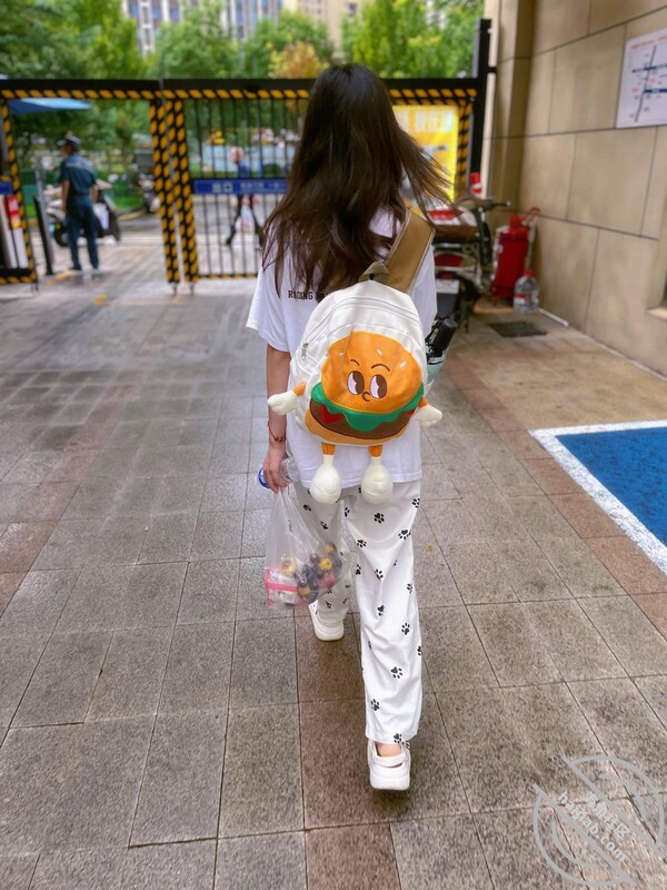 【超顶❤️乱伦大神】家有爱女初成长✨ 05后水手服女儿曼妙酮体 馒头般香甜白虎蜜穴 吸吮蜜汁 紧致锁茎爆肏榨射