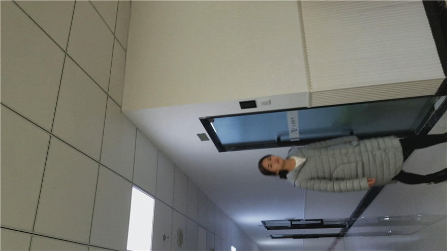 单位女厕全景偷拍美女同事的极品美鲍鱼