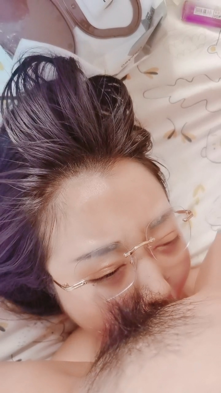 两个母狗小少妇露脸精彩大秀直播，淫声荡语互动好骚，吃奶玩逼浪叫不止，骑在脖子上尿她嘴里让她喝精彩刺激