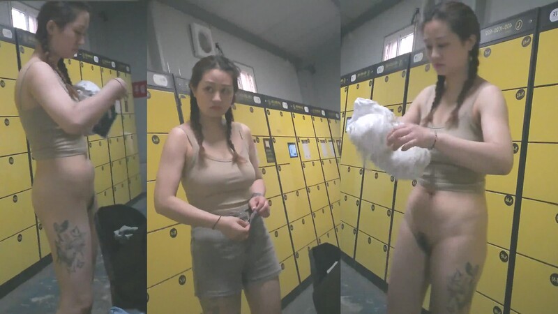 洗浴中心内部员工偷窥纹身大奶子美女换衣服