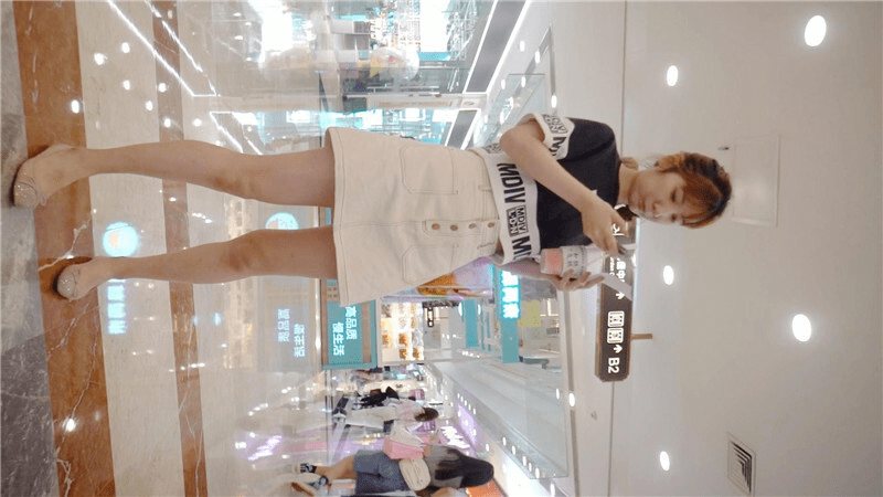 YC商场抄底牛仔裙粉胸衣清纯美女前面透视黑森林和一大片湿痕