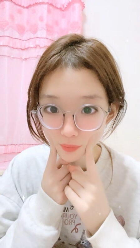 乖巧颜值眼镜妹妹！居家小秀一波！一线天微毛肥穴，跳蛋塞入翘起屁股，小穴非常粉嫩