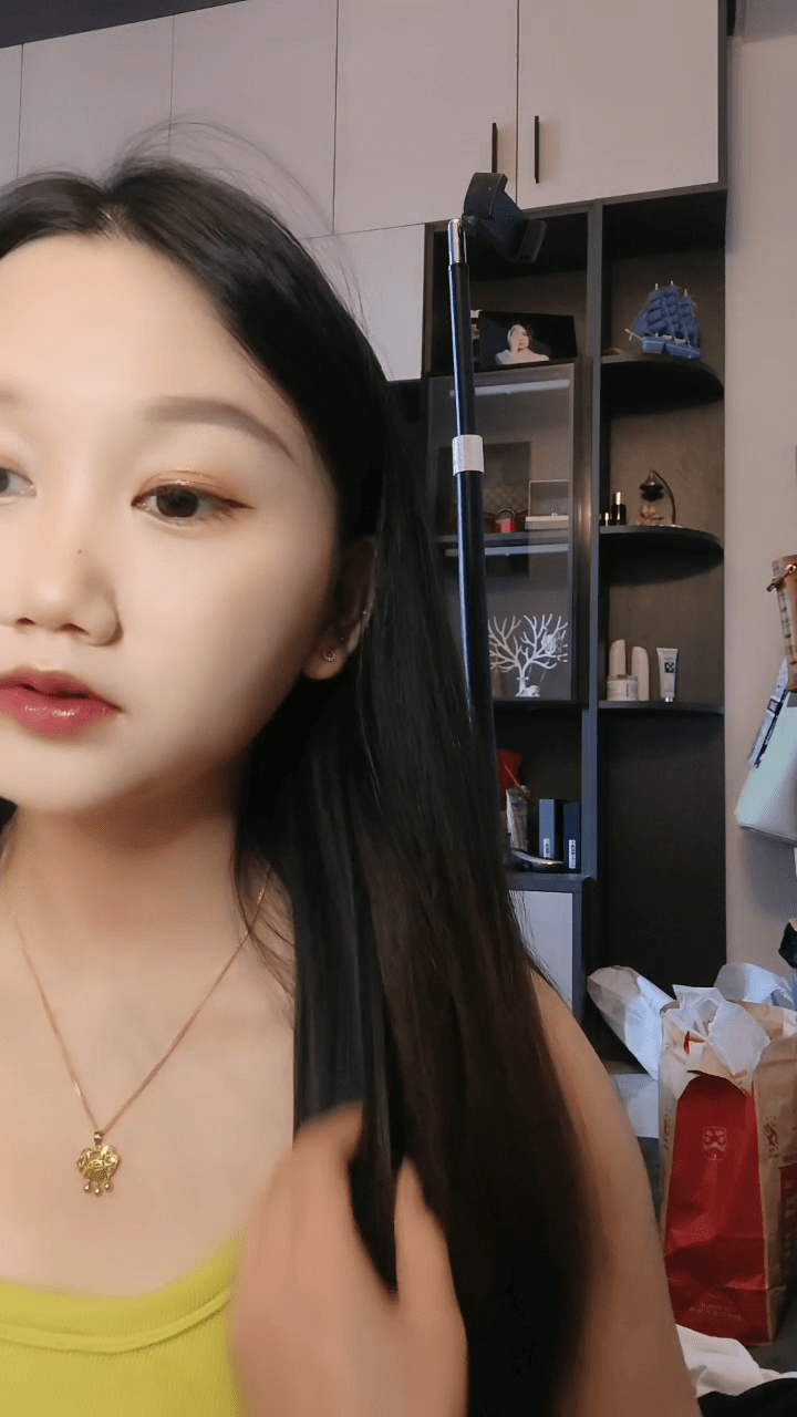 哺乳期良家小奶妈一个人在家奶完孩子陪狼友发骚，全程露脸美美哒淫声荡语互动撩骚，脱光了揉奶玩逼挤奶水