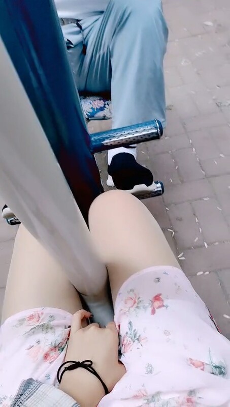 【跳蛋户外❤️探险】极品户外一姐公园里面对大爷 跳蛋震穴强忍高潮 超顶失禁 人越多高潮越爽 贼刺激