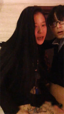 电报高价收录的极品泄密视频，稀有资源！超级无敌骚货少妇 让四眼插进去了用逼夹住鸡巴，好紧啊 四眼差点就射了，高级技能