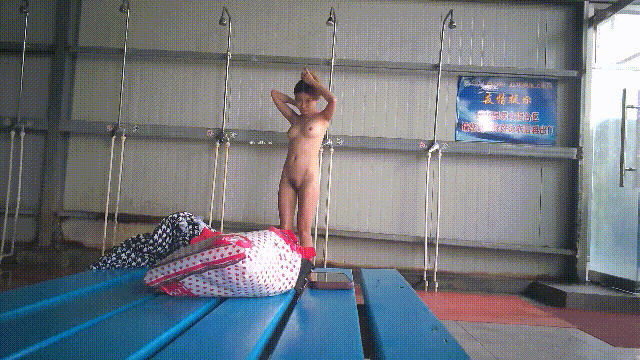 贵在真实，游泳馆女士区内部春色曝光，还是年轻身体诱人，小姐姐身材无敌了，三点都是极品