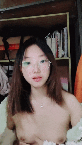 2025年3月最新，新人，学生妹在宿舍，【安安宝贝】，清纯眼镜小姐姐，外表乖乖女，私下很淫荡，三点全露上下都粉嫩很棒