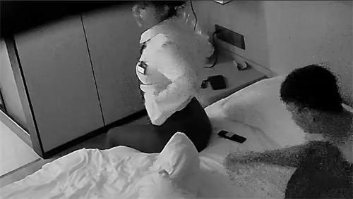 11-16！穿工作制服胸还带工作牌的漂亮御姐，早上6点开钟点房，一指禅插入 娇滴滴地喊-不要不要，打完炮呆了一会就去上班