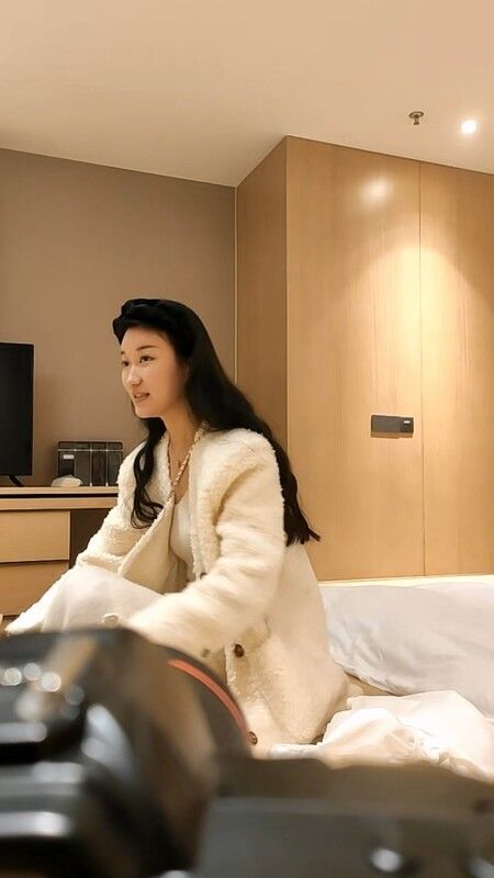 2023-11-9【模特写真拍摄丶探花】文静小美女，话比较少摆弄姿势，脱下内裤掰穴，换上性感连体网袜