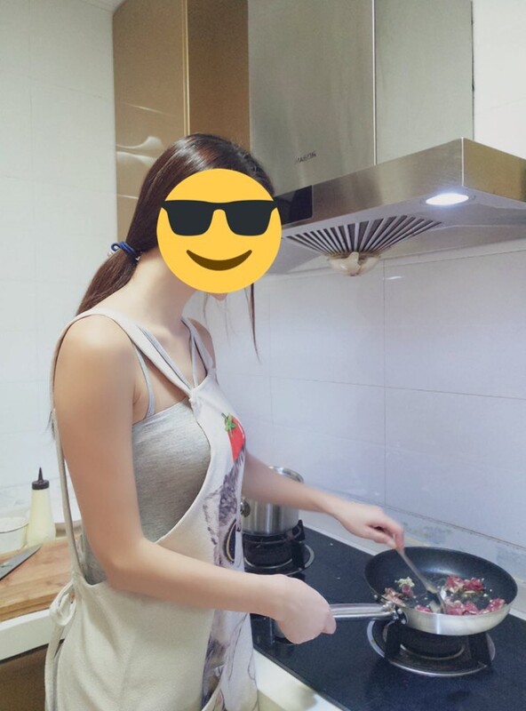 2024年新流出，坐标上海，【长腿夫妻shanghaihotwife】，喜欢交换3P，极品御姐很骚，大长腿完美，淫荡尤物！