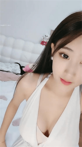 万里挑一 12月最新！无敌清纯9粉超高颜值的甜美女神-小琳 终于又上线了，好久不见！饱满的大奶子 高挑的身材，完美女神